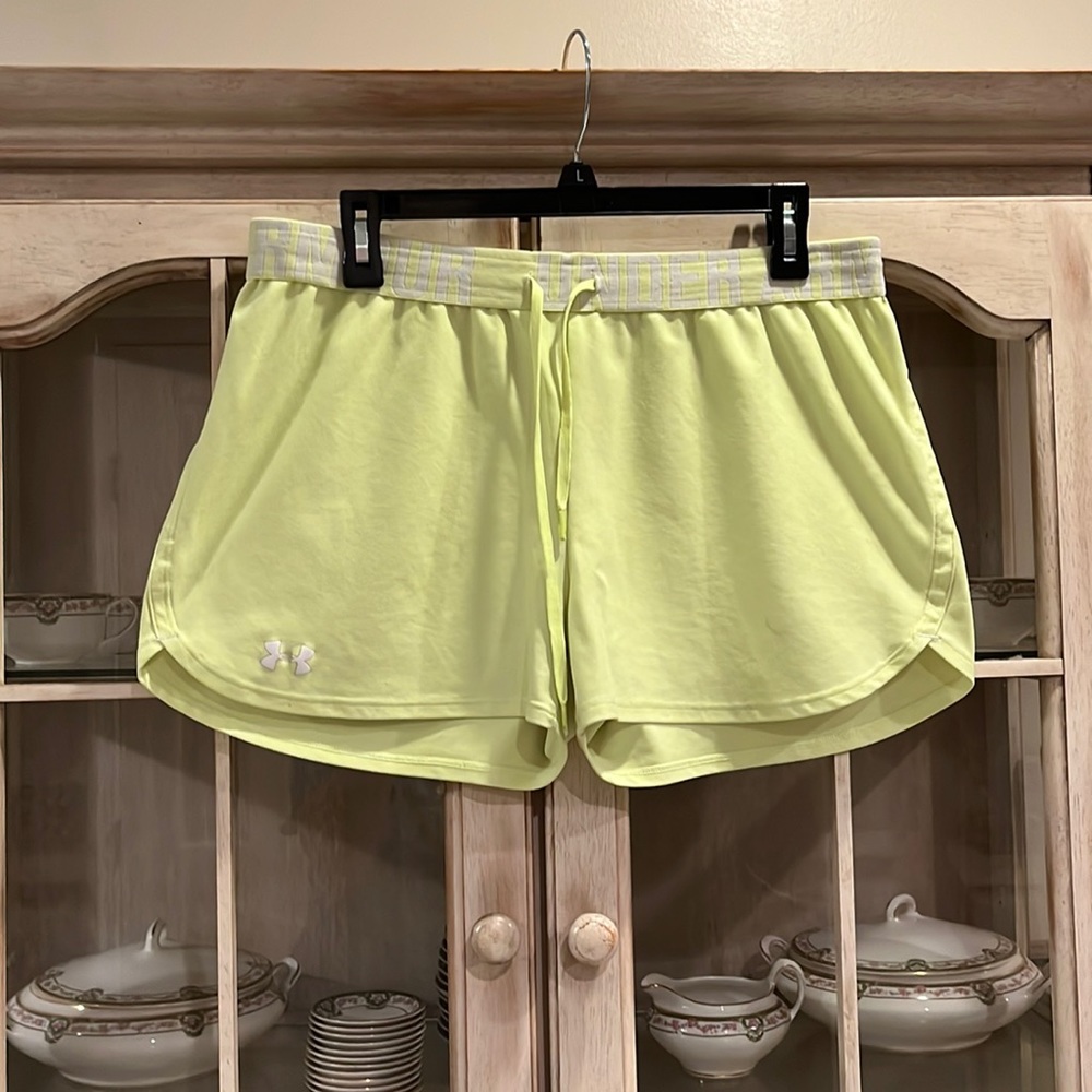 Women’s Semi-fitted Under Armour Shorts Size Large